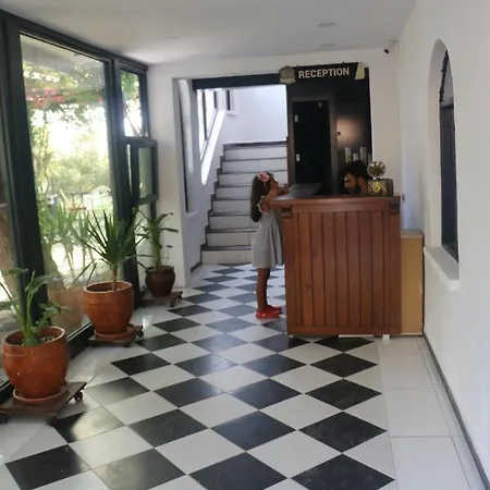 Urga Butik & Restaurant מלון *