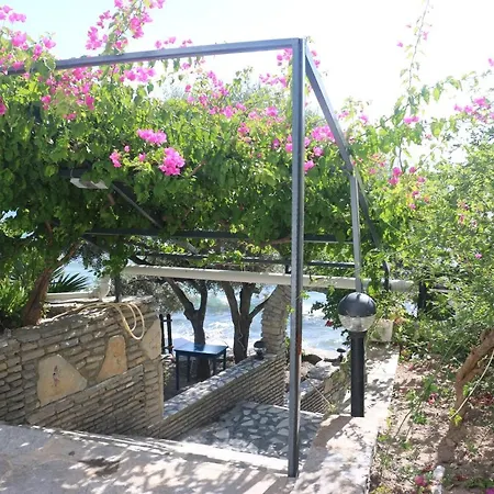 מלון Urga Butik & Restaurant