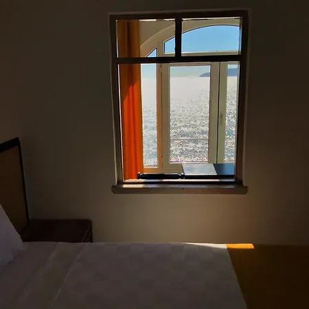 Urga Butik & Restaurant *