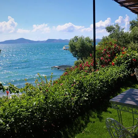 Urga Butik & Restaurant מלון