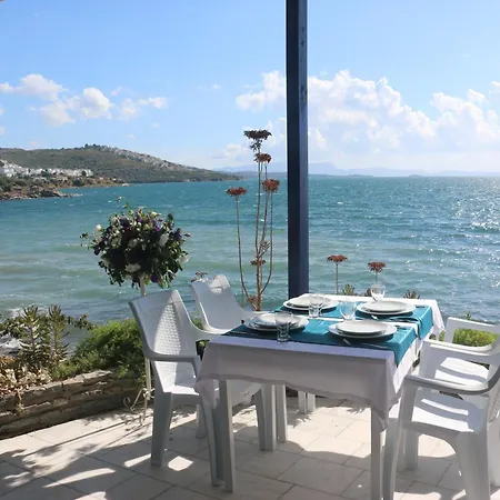 Urga Butik & Restaurant מלון Gulluk