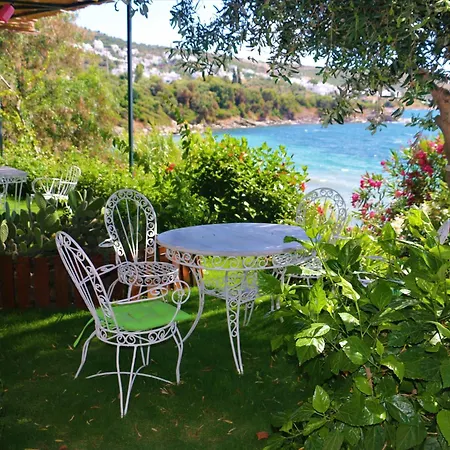 Urga Butik & Restaurant מלון Gulluk